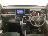 車内は光触媒抗菌消臭施工済です。インパネ周りはスタイリッシュなデザインで機能や装備も充実しています。グローブボックスやカップホルダーのほかにトレーなどたくさんの収納スペースが付いています。