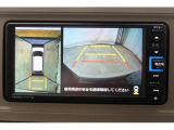 車輌前後左右に搭載した4つのカメラにより、クルマの真上から見ているような映像を表示。運転席から確認しにくい車両周囲の状況を把握できます。