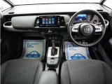 運転にかかわる様々な操作を安全に行えるように視点移動が少なく、操作性に配慮されたスイッチ類が凝縮されたコクピットです。