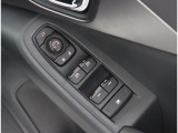 運転席ドアにはパワーウィンドウスイッチが集約され、ドアミラー調整スイッチも装備!1か所で簡単に操作が可能です!