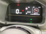 視認性の高いメーター類が、運転に必要な情報を分かりやすく表示します。運転に集中できる、シンプルなデザインです。
