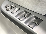【電動格納ミラー】サイドミラーは電動格納式となっており、狭い駐車場でもキズがつくリスクを抑えられます。