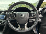 駐車場や交差点などでは軽く回せてスムーズに戻り、高速ではしっかりとした安心感のある手ごたえになる制御を採用したハンドルです!運転のしやすさに配慮し、こうした細部までこだわるハンドルです。