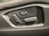 運転席にはパワーシートを装備!シート位置を記憶するメモリー機能付きなのでご夫婦で2名分セットすると便利です♪