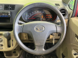 インテリアに合わせたデザインのステアリングは、運転される方のことも考え、運転しやすい形状、大きさです。是非一度、実際に触ってお確かめください。