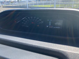 視認性の高いメーターで、速度やエンジン回転数などを一目で確認できます。運転に必要な情報を的確に把握し、安全運転をサポートします。