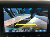 【バックカメラ(3モード)】視点を切り替えて後方を確認でき、駐車や車庫入れも安心です。