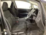 広い足元にゆったり座れるシートには肘掛けも装備しており長距離の運転でも疲れにくくなってます。女性でも運転がしやすいように、シートの高さ調整機能(シートリフター)がついています。