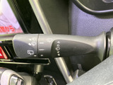 雨の日でもクリアな視界を確保できるワイパーレバーです。操作も簡単で、運転中の安全性を高めます。快適な運転をサポートします。