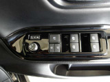 パワーウィンドウスイッチで運転席から全席の窓の開閉ができます。