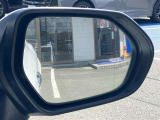 隣車線を走る車両をレーダーで検知し、ドアミラーでは確認しにくい後側方エリアに存在する車両に加え、急接近してくる車両も検知します。車両を検知するとドアミラーに搭載されたLEDインジケーターが点灯します。