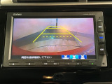 リバースギアに入れるだけで後方の表示へ切り替わります。夜間や雨の日の駐車も楽になりますよ。