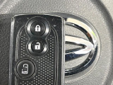 【スマートキー】カバンやポケットに入れたままでもドアの施錠・解錠が可能なスマートキーを装備。エンジンのオン・オフ時もカギを取り出す必要が無いからとっても便利です♪