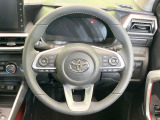 インテリアに合わせたデザインのステアリングは、運転される方のことも考え、運転しやすい形状、大きさです。是非一度、実際に触ってお確かめください。