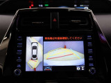 パノラミックビューモニター付きです。車両を上から見たような映像をディスプレイオーディオ画面に表示。運転席からの目視だけでは見にくい、車両周辺の状況をリアルタイムでしっかり確認できます。