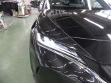 LEDの配光範囲を細やかに制御し、先行車や対向車に光が当たる部分だけを自動的に遮光するアダプティブハイビームシステム
