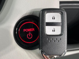 【Hondaスマートキー】カバンやポケットに入れたままでもドアの施錠・解錠が可能なスマートキーを装備。エンジンのオン・オフ時もカギを取り出す必要が無いからとっても便利です♪