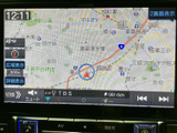 見やすい地図表示で、目的地へのナビゲーションをサポート。渋滞情報なども確認でき、スムーズな移動を支援します。運転に集中できる環境を提供します。