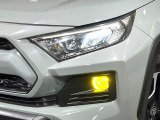 【LEDヘッドライト】悪天候や夜間走行時も良好な視界を確保し安心して運転できる高輝度LEDヘッドライトを装備!点灯速度が早く、消費電力も抑えられています。