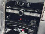 センターコンソールには、NISMOモデルであることを示す専用エンブレムを配置。質感の高いインテリアに赤のアクセントが映え、特別な一台であることを強調します。