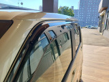 【ドアバイザー】雨の日でも窓を少し開けて換気可能。車内を快適に保ち、日常の使用も安心です。