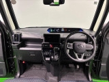 360&deg;UV&IRカット機能ガラス採用。見易い計器類と運転し易いレイアウトのドライビングポジションは、極細Aピラーの採用で視角も少なく前方&左右の見切りが良く安心して運転できます。