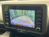 【バックカメラ】駐車時に後方がリアルタイム映像で確認できます。大型商業施設や立体駐車場での駐車時や、夜間のバック時に大活躍!運転スキルに関わらず、今や必須となった装備のひとつです!