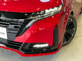 前方や対向車部分だけ切り分けてハイビームになるアダプティブLEDヘッドライトです。