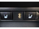 データ通信/充電用のUSBポートが装備されています。iPhoneやスマートフォンを繋いで音楽を再生したり、充電したり。車内にあると便利なアイテムのひとつですね!