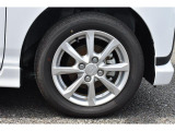 純正のアルミホイールは高い剛性を持ち、スバル車の走行安定性に貢献します。