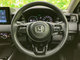 握りやすいステアリングは、運転の楽しさを向上させます。操作性にも優れており、スムーズなドライビングをサポート。長時間の運転でも疲れにくい設計です。