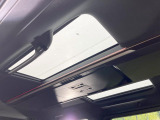 【パノラマルーフ】大型のガラスルーフ搭載で車内の解放感が一気にアップ!開放的なドライブをお楽しみいただけます。