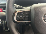 運転中、オーディオの操作をしてて、ハッとしたことはありませんか?ステアリングスイッチは、運転中でもハンドルでオーディオの操作が可能です。安全なドライブをサポートします。