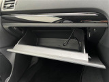 【グローブボックス】大容量のグローブボックスです!!車検証ケース他、日頃使う小物類の収納スペースもたくさんあります!