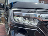 【LEDヘッドライト】悪天候や夜間走行時も良好な視界を確保し安心して運転できる高輝度LEDヘッドライトを装備!点灯速度が早く、消費電力も抑えられています。