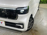 【LEDヘッドライト】悪天候や夜間走行時も良好な視界を確保し安心して運転できる高輝度LEDヘッドライトを装備!点灯速度が早く、消費電力も抑えられています。