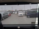 日差しの強い時には、プライバシーガラスに加え、ロールサンシェイドが、あなたを守ります。
