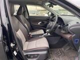 ゆったりと座れる運転席。見やすいメーターパネルと操作しやすいスイッチ類が、快適な運転をサポートします。長距離運転も疲れにくい設計です。
