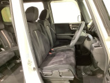 女性でも運転がしやすいように、シートの高さ調整機能(シートリフター)がついています。運転席と助手席の間が空いている為、助手席側への移動がスムーズです。交通量の多い道でも助手席側から乗り降りができます。