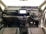 車内は光触媒抗菌消臭施工済です。インパネ周りはスタイリッシュなデザインです。グローブボックスやカップホルダーのほかにトレーなどたくさんの収納スペースが付いています。