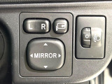 【電動格納ミラー】サイドミラーは電動格納式となっており、狭い駐車場でもキズがつくリスクを抑えられます。