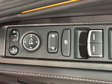 狭い駐車場で便利な電動格納ドアミラーが付いています。