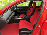 ドライバーを包み込むようなシートは、スポーティな走りにも対応。優れたホールド感で、運転に集中できます。快適な空間です。