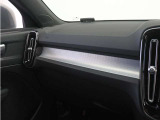 ダッシュボードに収められたアーバングリッド・アルミニウム・パネルが、XC40 Momentumのインテリアにモダンな雰囲気をもたらします。