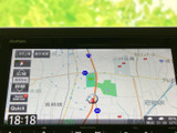 見やすい地図表示で、目的地までの道順を的確にナビゲーション。スムーズな移動をサポートし、初めての場所でも安心して運転できます。