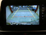 ギアを『R』に入れるとナビ画面に後方の映像を映してくれるので、駐車がし易くなります。