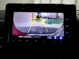 バックも安心のリアカメラ付いています。リアカメラがあると、いつでも安全にバックできますね。死角も減ります。3ビュー切り替え、ガイド線表示なので便利です。