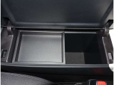 夜間走行でも安心のLEDへッッドライト搭載車です。とても明るく白い光で照らします。この装備も人気のアイテムですね