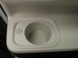 ホットドリンクをちょうどいい温度でキープしてくれる保温機能付きのホッとカップホルダー(前席)。ほっこり快適にドライブをサポート。