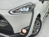 【LEDヘッドライト】悪天候や夜間走行時も良好な視界を確保し安心して運転できる高輝度LEDヘッドライトを装備!点灯速度が早く、消費電力も抑えられています。